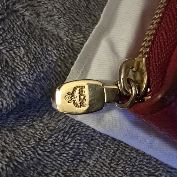 MCM Red Leather Zip-Around Wallet | Gold Hardware | Vintage Authentic - Picture 6 of 14